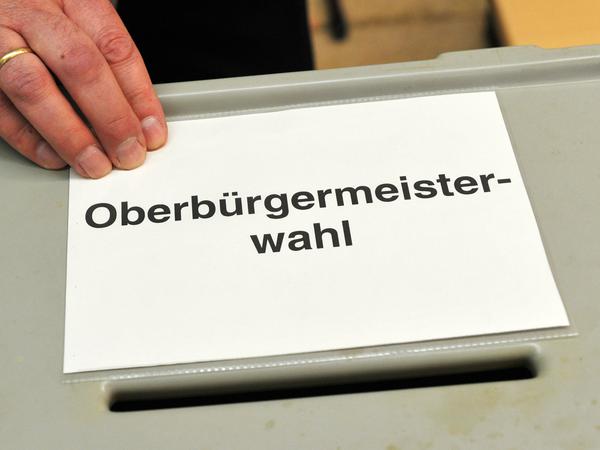 Es zeichnet sich kein klarere Sieger ab, im ersten Wahlgang bei der Oberbürgermeisterwahl in Dresden. Die Pegida-Kandidatin Tanja Festerling kommt auf über Zehn Prozent der Stimmen.