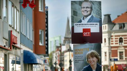 Die Wahlplakate der beiden aussichtsreichsten Kandidaten zur Oberbürgermeisterwahl: Henriette Reker und Jochen Ott.