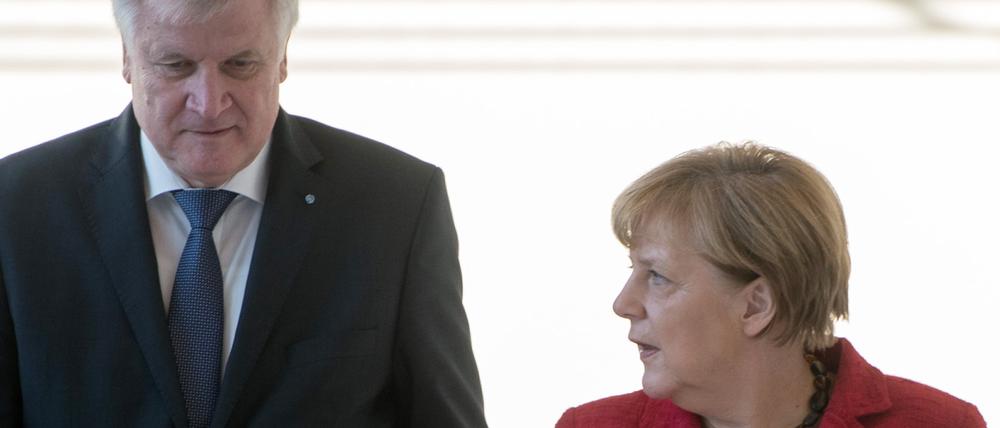 Seite an Seite. Seehofer und Merkel.