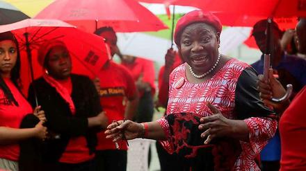 Oby Ezekwesili war in der ersten demokratischen Regierung nach der Militärdiktatur unter anderem Bildungsministerin. Dann arbeitete sie als Vizepräsidentin der Weltbank. Seit knapp fünf Monaten organisiert sie die Bewegung gegen das Vergessen #BringBackOurGirls. Auch ihrem Engagement ist es zu verdanken, dass bis heute täglich Proteste stattfinden, die die von der Terrorsekte Boko Haram entführten Mädchen im Gedächtnis halten. 