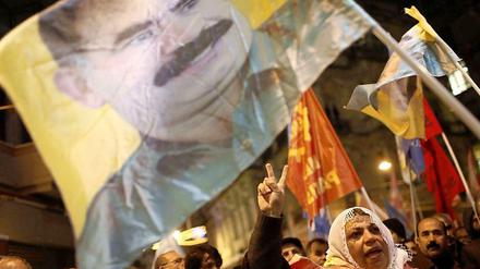 Kurdische Demonstranten schwenken in Istanbul eine Fahne mit Öcalans Konterfei.