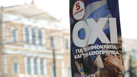 Ochi - Nein. Vor dem Parlament in Athen hängt ein Syriza-Plakat, auf dem zur Ablehnung des Angebots der Geldgeber aufgerufen wird.