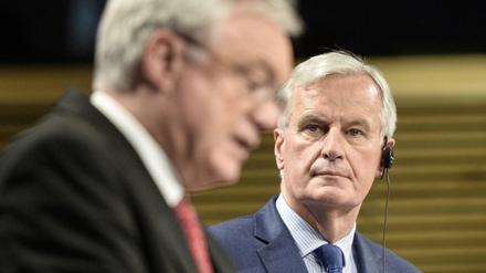 Der britische Brexit-Minister David Davis (links) und EU-Chefverhandler Michel Barnier.