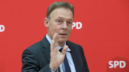 SPD-Fraktionschef Thomas Oppermann sieht in dem Entwurf seiner Partei ein „einfaches, transparentes und effektives Verfahren“ zur Auswahl von Einwanderern, mit denen dem Fachkräftemangel in Deutschland begegnet werden könnte. 