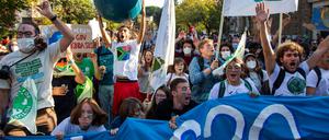 Aktivistinnen und Aktivisten von „Fridays for Future“ protestieren während des G20-Gipfels in Rom.
