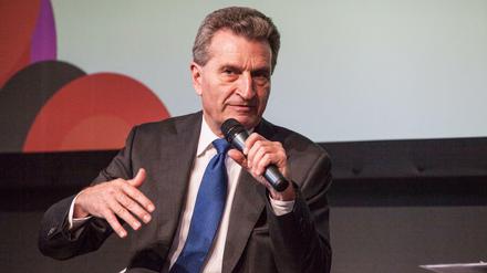 Günther Oettinger stellt sich auf der re:publica einem lachenden Publikum. 