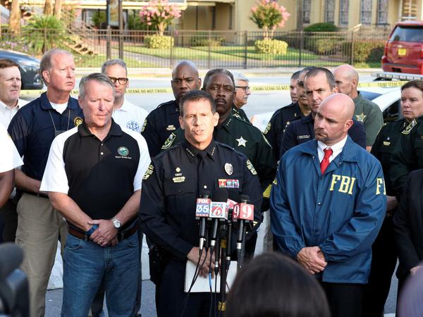 Orlandos Polizeichef John Mina (Mitte) beantwortet Pressefragen zu der tragischen Schießerei im Pulse-Nachtclub in Orlando.
