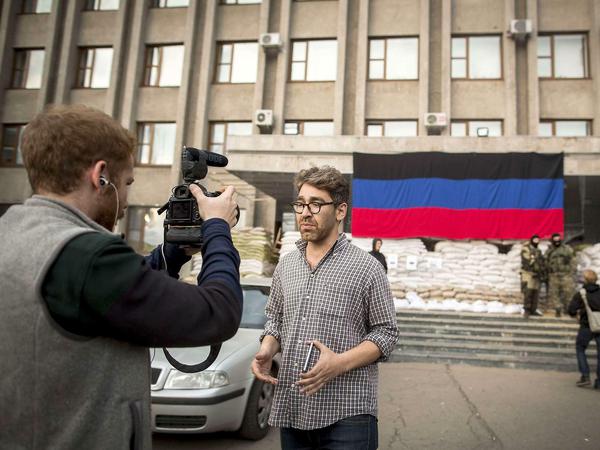 US-Reporter Simon Ostrovsky vor seiner Entführung bei der Arbeit vor dem Rathaus von Slawjansk am 21. April.