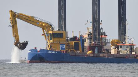 Ein Bagger arbeitet im Greifswalder Bodden am Unterwassergraben der neuen Ostseepipelin Nord Stream 2.