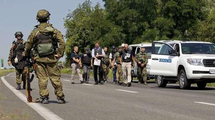 Das OSZE-Team wird auf dem Weg zur Absturzstelle von Separatisten gestoppt. 