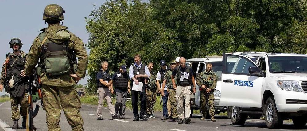 Das OSZE-Team wird auf dem Weg zur Absturzstelle von Separatisten gestoppt. 