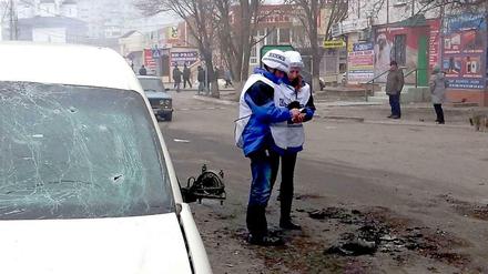 OSZE-Beobachter nach einem Angriff auf die ukrainische Stadt Mariupol am 24. Januar.