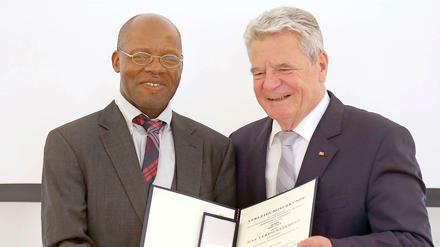 José Paca (links) hatte im Juli von Bundespräsident Joachim Gauck das Bundesverdienstkreuz erhalten