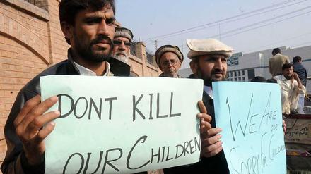 Trauernde in Peschawar: "Tötet unsere Kinder nicht." 