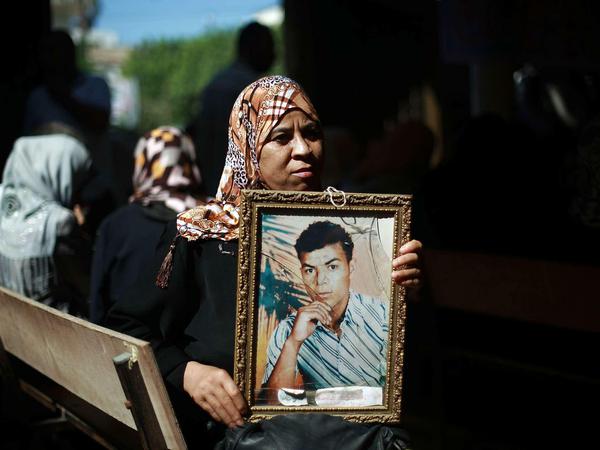 Angehörige palästinensischer Gefangener in israelischen Gefängnissen freuen sich, ihre Söhne oder Ehemänner wieder in ihre Arme schließen zu können. Das Bild zeigt eine Frau, deren Sohn nun freikommen soll. 
