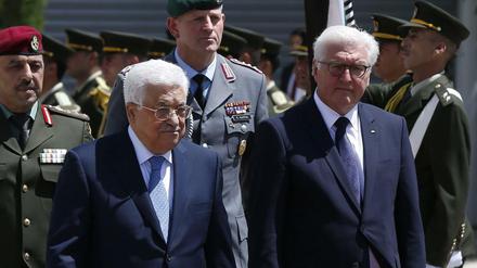 Palästinenserpräsident Mahmud Abbas (l) und Bundespräsident Frank-Walter Steinmeier.