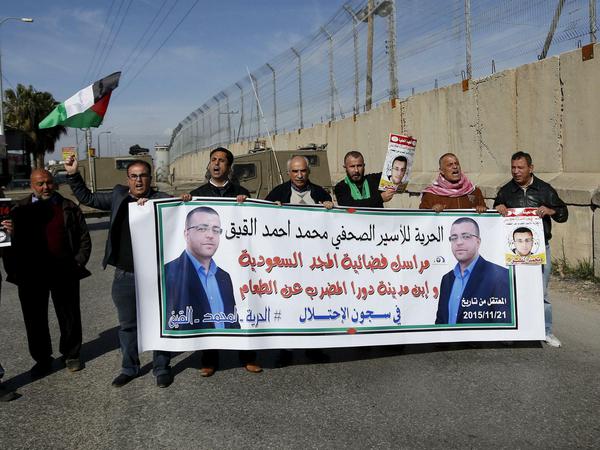Palästinenser protestieren gegen die Inhaftierung eines palästinensischen Journalisten. Der Schin Bet wirft ihm Verstrickungen in terroristische Aktivitäten vor. 