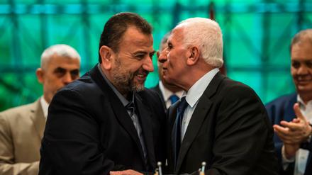 Der stellvertretende Hamas-Chef Saleh al-Aruri (l.) und Fatah-Unterhändler Azam al-Ahmad küssen sich nach der Unterzeichnung des Versöhnungsvertrags in Kairo. Im Dezember soll die Einheitsregierung die Kontrolle über den Gaza-Streifen übernehmen.