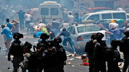 In der Altstadt Jerusalems setzt die israelische Polizei Tränengas ein.
