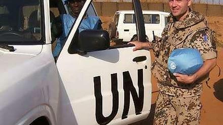 Helm und Schutzweste sind immer dabei. Major Palkowitsch mit einem Kollegen in Südsudan.