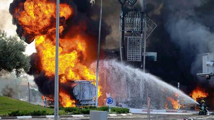 Eine Rakete radikaler Palästinenser hat eine Tankstelle in der israelischen Stadt Ashdod in Brand gesetzt. 