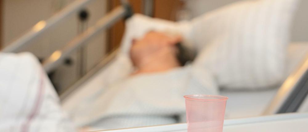 Schmerzstillende Medikamente am Patientenbett auf einer Palliativstation in einem deutschen Krankenhaus.