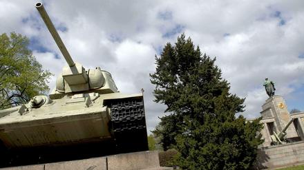 Touristenattraktion: Die Panzer am sowjetischen Ehrenmal in der Nähe des Brandenburger Tors.