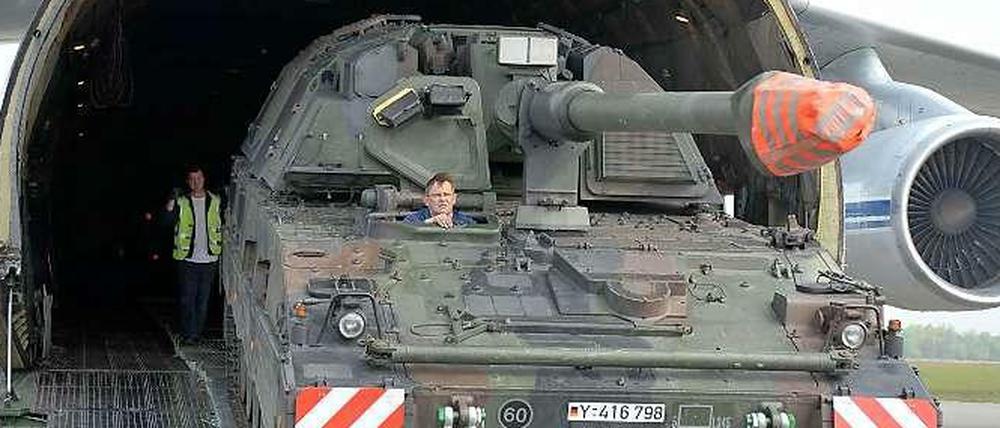 Hintergrund der Ermittlungen gegen die früheren SPD-Politiker ist laut "SZ" der Verkauf von Panzerhaubitzen nach Griechenland.