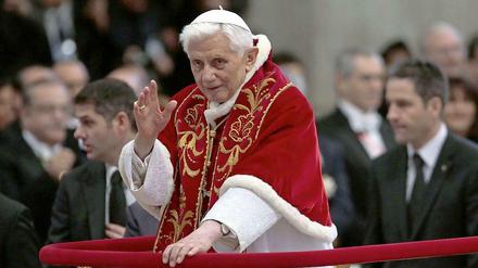 Vom Amt gezeichnet: Papst Benedikt XVI. - hier ein Bild von diesem Samstag in Rom - tritt zurück, weil er sich dem Pontifikat nicht mehr gewachsen fühlt.