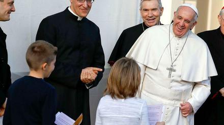 Papst Franziskus begrüßt Kinder in Rom.