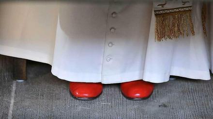 "Nicht ich bin das Amt, sondern das Amt ist mir gegeben worden", so argumentiere Benedikt XVI. sagt der Berliner Theologe Rainer Kampling. "Das ist zutiefst katholisch." Das einzige, was an diesem Papst nicht zutiefst katholisch ist, sind seine roten Schuhe. 