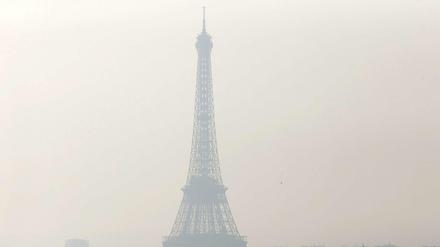 Nichts zu sehen. Die Pariser Luft ist gerade so schlecht, dass nun Fahrverbote erlassen worden sind. 