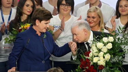 Jaroslaw Kaczynski küsst die Hand der Wahlsiegerin Beata Szydlo. 