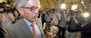 Der ehemalige Finanzsenator von Berlin, Thilo Sarrazin (SPD) auf dem Weg zu einer Anhörung seines Parteiausschlussverfahrens.