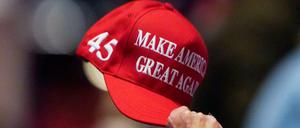 Eine Abgeordnete hält beim Parteitag der Republikaner eine Mütze mit der Aufschrift "Make America Great Again" in der Hand.