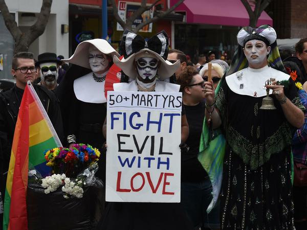 Trauer um die Opfer von Orlando bei einer Gay Pride Parade in Los Angeles 