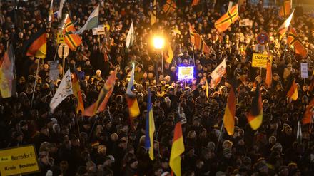 Teilnehmer haben sich am 23.11.2015 auf dem Theaterplatz in Dresden (Sachsen) während einer Kundgebung des Bündnisses Pegida (Patriotische Europäer gegen die Islamisierung des Abendlandes) versammelt. 