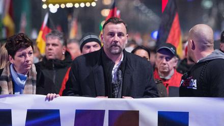 Pegida-Mitbegründer Lutz Bachmann (M) geht am 07.12.2015 während einer Kundgebung des Bündnisses Pegida (Patriotische Europäer gegen die Islamisierung des Abendlandes) in Dresden (Sachsen) mit Anhängern durch die Dresdner Innenstadt. 