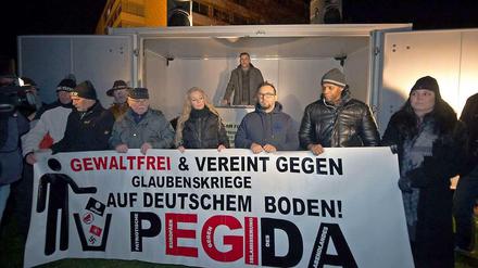 Pegida-Kundgebung Anfang Dezember in Dresden, vorn Kathrin Oertel, am Rednerpult Lutz Bachmann
