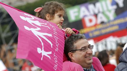 Demonstration gegen Adoptionsrecht für Schwule und Lesben: Italien ist das letzte westeuropäische Land, das eingetragene Lebenspartnerschaften von Homosexuellen noch nicht gesetzlich verankert hat. 