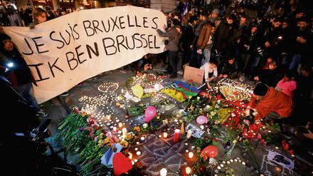Menschen in Brüssel gedenken der Opfer der Anschläge.