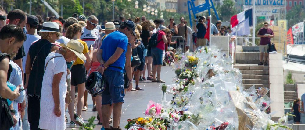 Menschen legten nach dem Anschlag von Nizza an der Promenade des Anglais Blumen nieder.