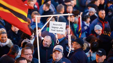 Wegen dieser Galgenattrappe bei einer Pegida-Demo in Dresden hat sich die Staatsanwaltschaft eingeschaltet. 