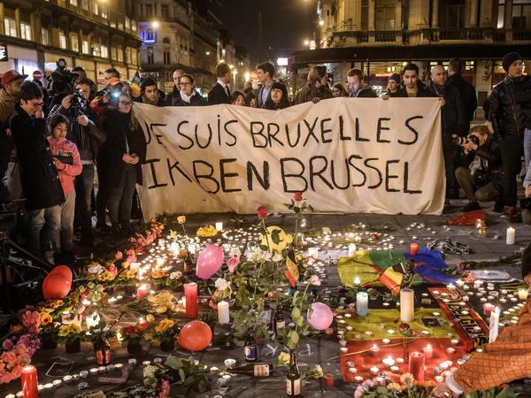 Auf dem Börsenplatz in Brüssel haben sich am Dienstagabend Menschen versammelt, um gemeinsam zu trauern.
