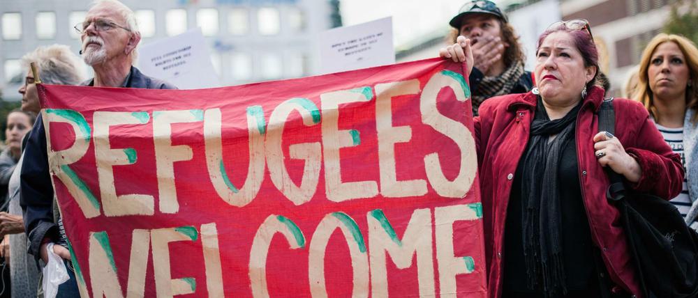 In Stockholm demonstrieren Menschen für die Aufnahme von Flüchtlingen.