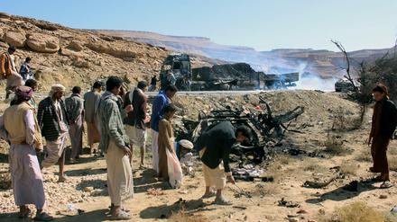 Jemeniten betrachten den Schaden nach einem Luftangriff der von Saudi-Arabien geführten Allianz in Saada. 