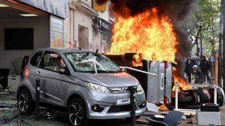 Ein Wagen und ein Roller brennen vor einer Autohandlung am 1. Mai in Paris.