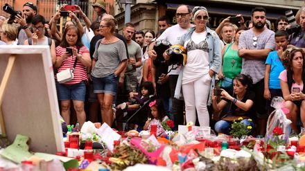Menschen trauern am Samstag am Anschlagsort in Barcelona.