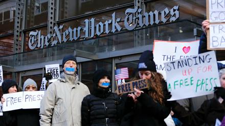 In New York demonstrieren Menschen vor dem Gebäude der "New York Times" für eine freie Presse. 