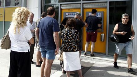 Vor den Geldautomaten in Athen stehen die Menschen Schlange.